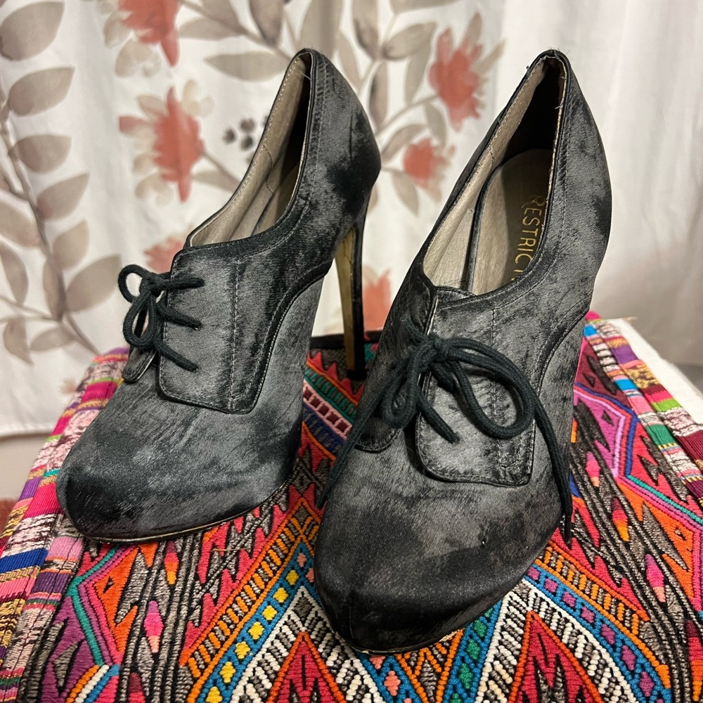 Lace-up Heels - Picture 4 of 6